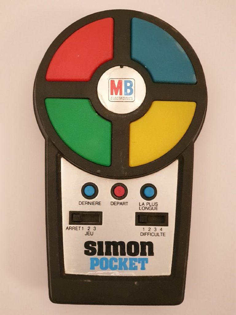 Simon pocket game with French instructions on it