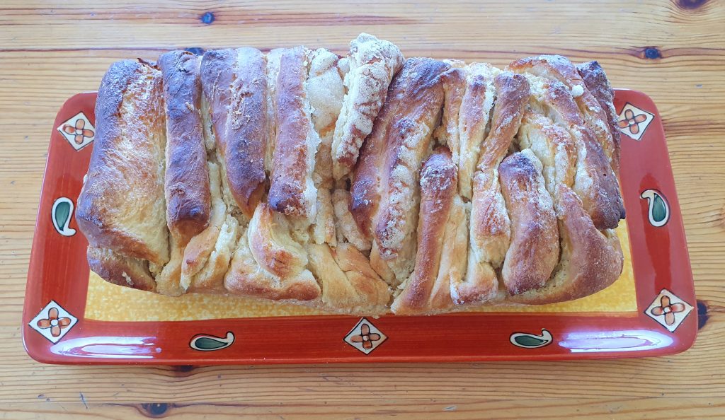 the brioche is out of the oven now, we can see the same patterns of pieces of dough but golden now, with lots of differences in the colours, shapes and texture as some have excess sugar on them