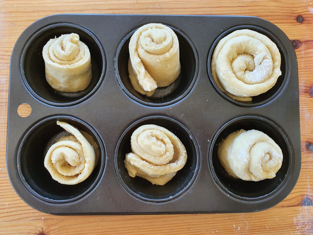 6 rolls of different sizes and thickness   in a cake tin tray