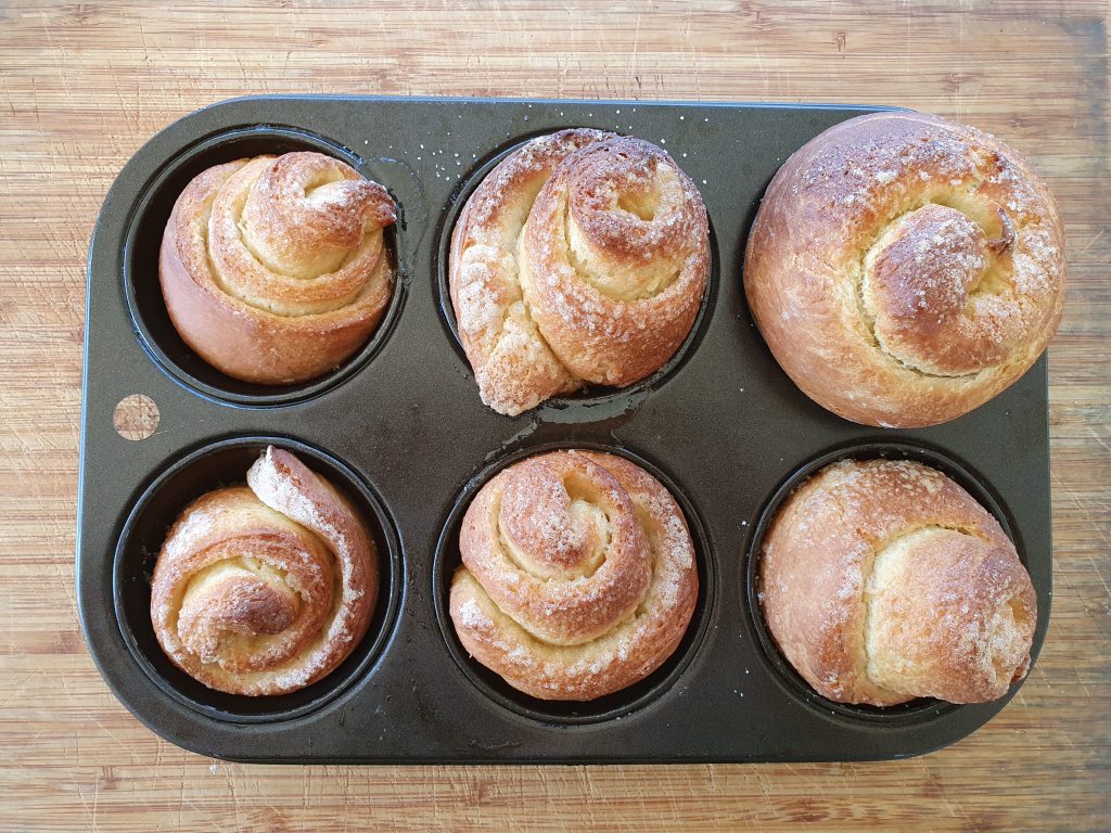 the 6 same rolls in the tray gave now raised and have a nice golden brown colour